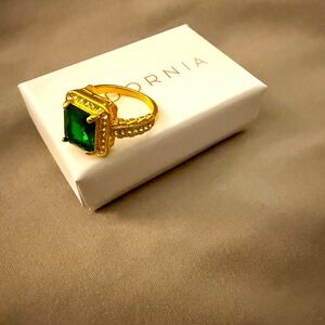 Gorgeous emerald ring size 7
